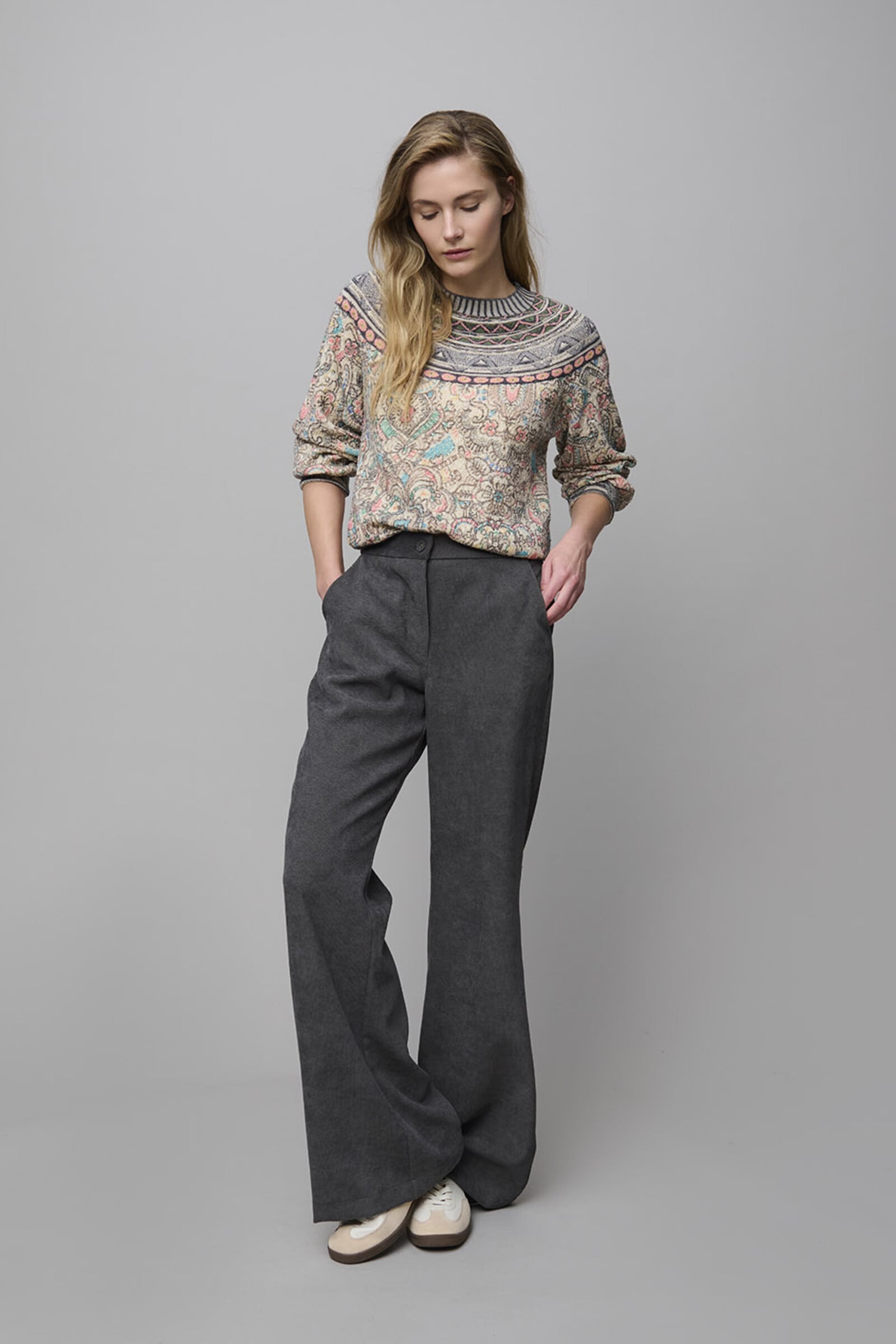 Aldo Martins  Aldo Martins - Flowered Sweater Vanilla | Roomwitte Trui met Subtiele Goudkleurige Accenten