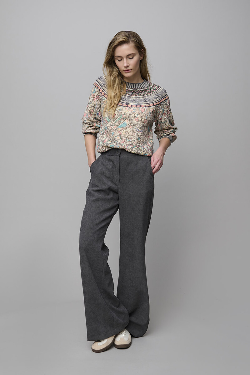 Aldo Martins - Flowered Sweater Vanilla | Roomwitte Trui met Subtiele Goudkleurige Accenten