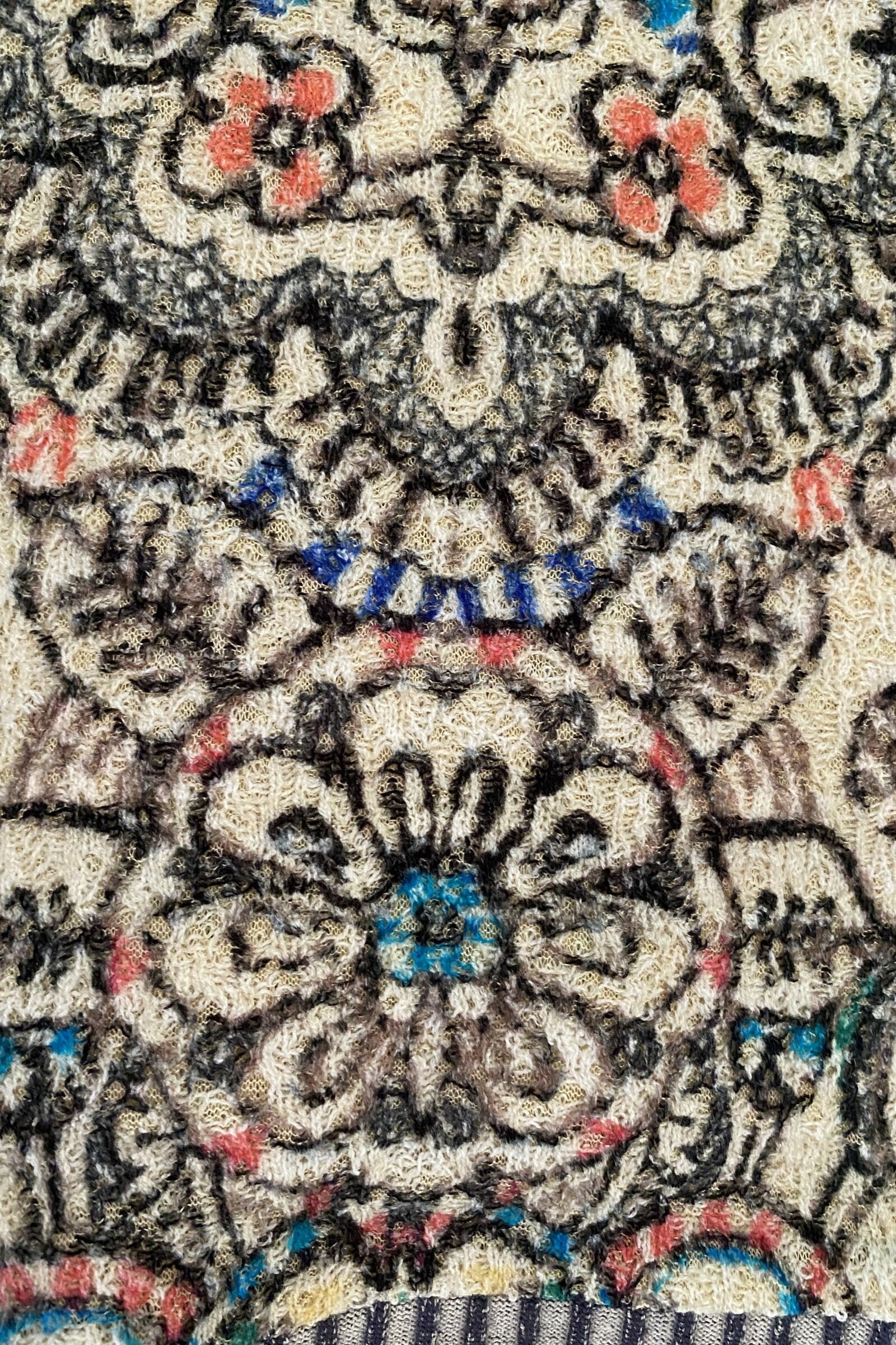 Aldo Martins  Aldo Martins - Flowered Sweater Vanilla | Roomwitte Trui met Subtiele Goudkleurige Accenten