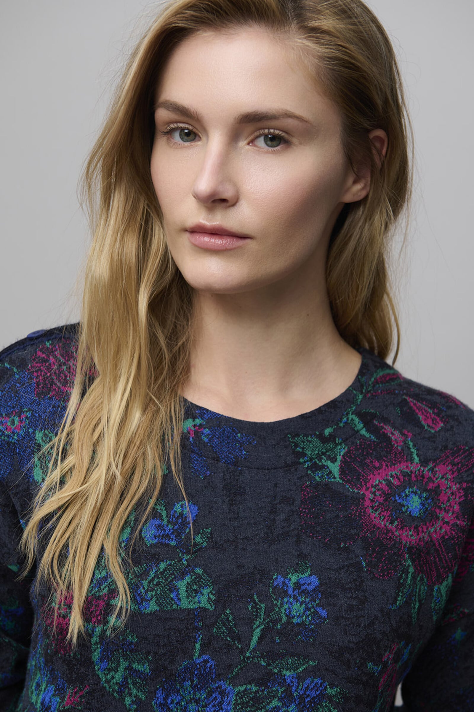 Aldo Martins  Aldo Martins - Flowered Sweater Charcoal | Romantische Trui van Viscose
