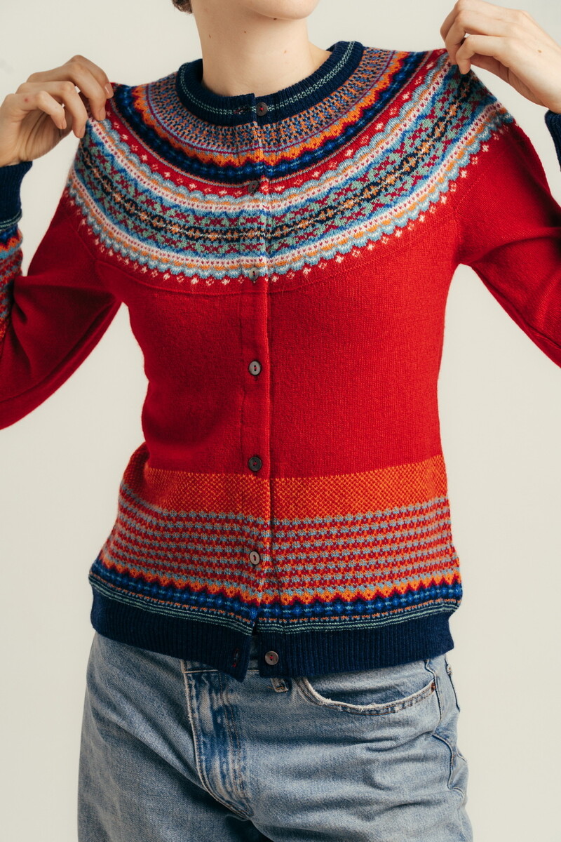 Eribé - Alpine Cardigan Cherry | Rote Strickjacke aus 96% Weicher Merinowolle und 4% Angorawolle