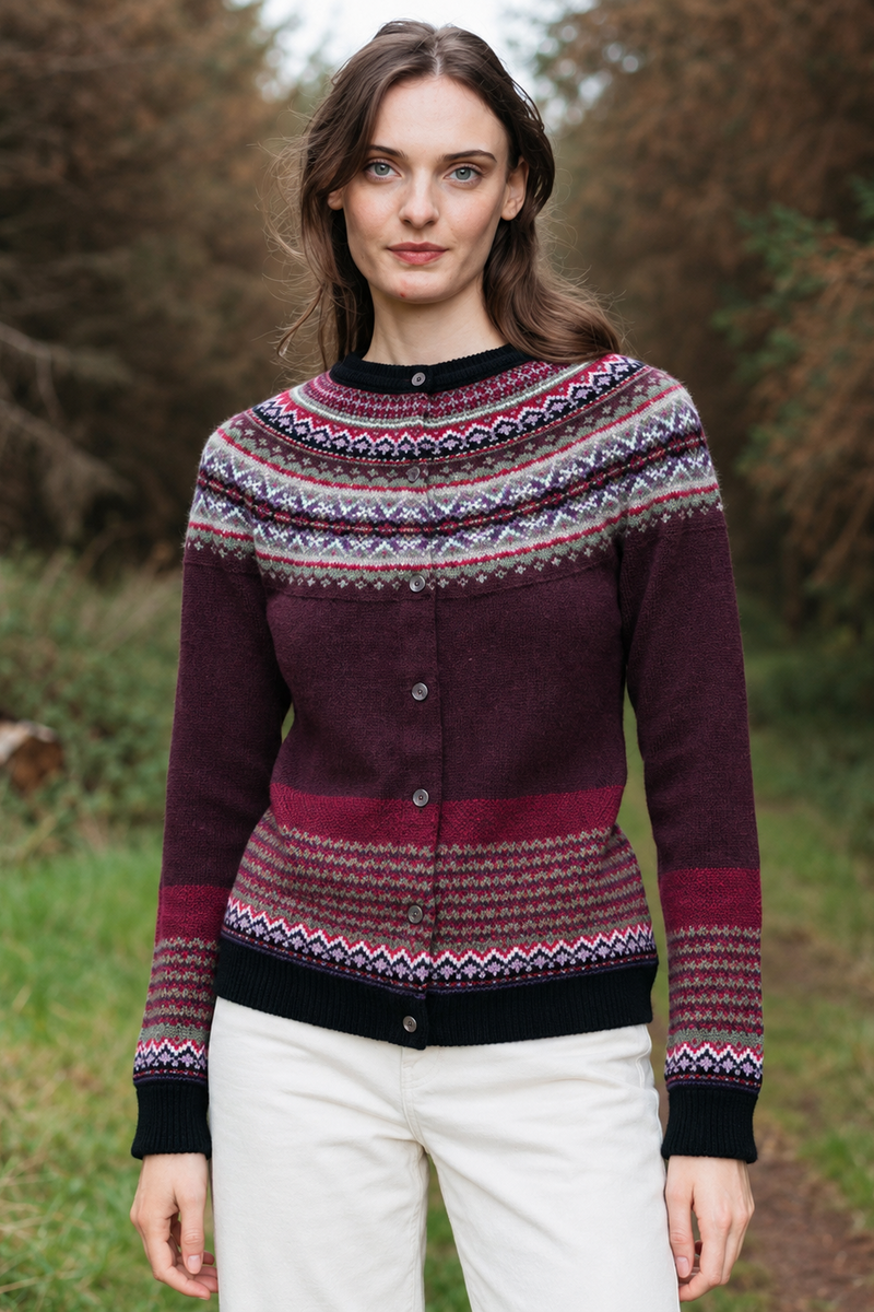 Eribé - Alpine Cardigan Tyrian | Dunkelrote Strickjacke aus 96% Weicher Merinowolle und 4% Angorawolle