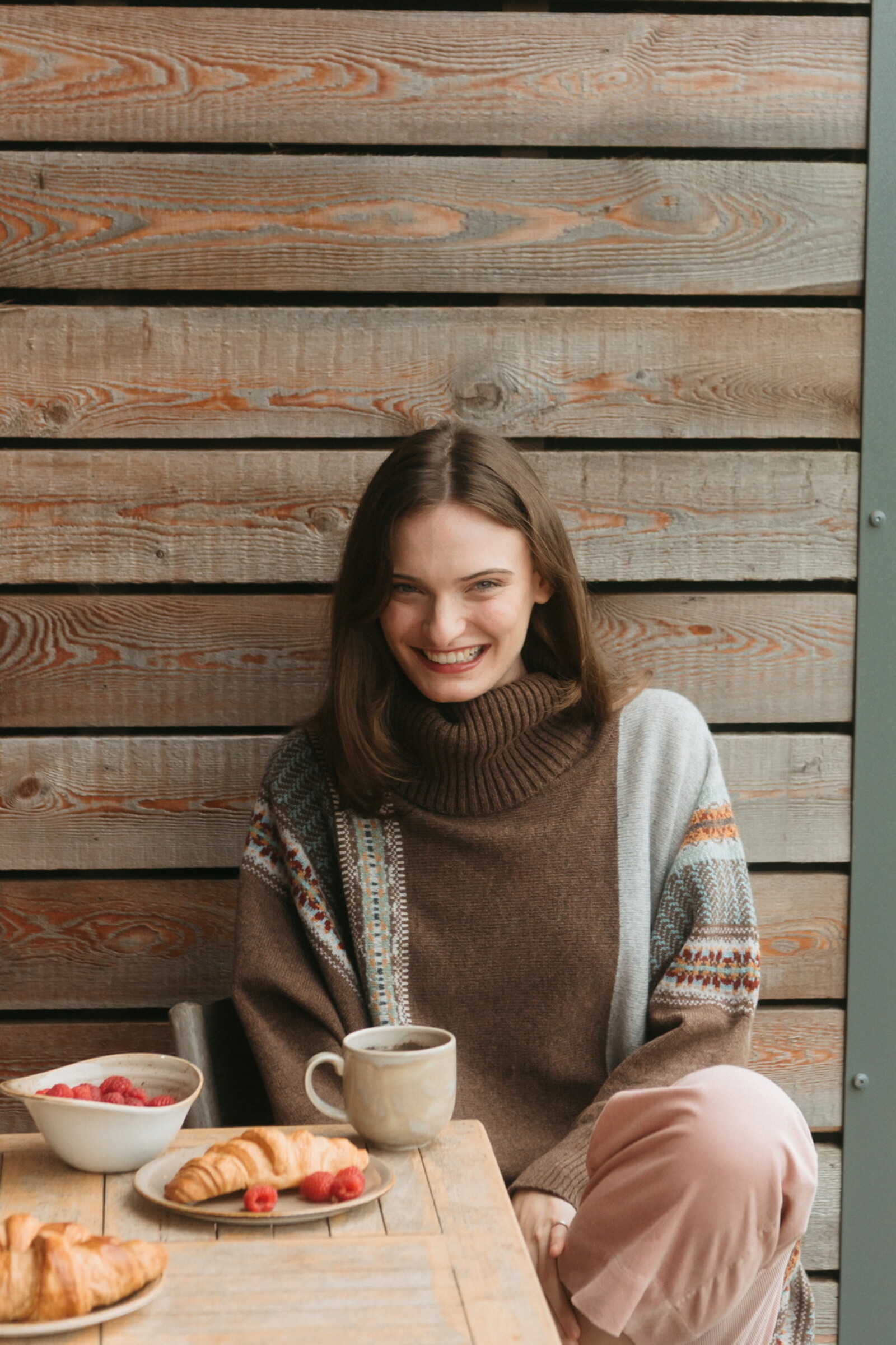 Eribé Eribé - Montrose Cowl Sweater Mushroom | Schottischer Pullover aus 100 % Merino-Lammwolle