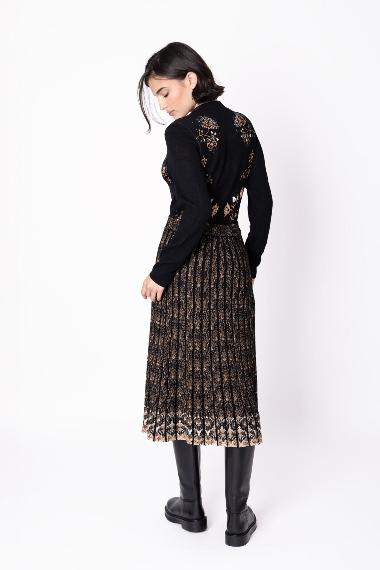 IVKO  Woman IVKO - Knit Dress Fika Floral Black | Atemberaubendes Schwarzes Kleid mit Plissierter Rock