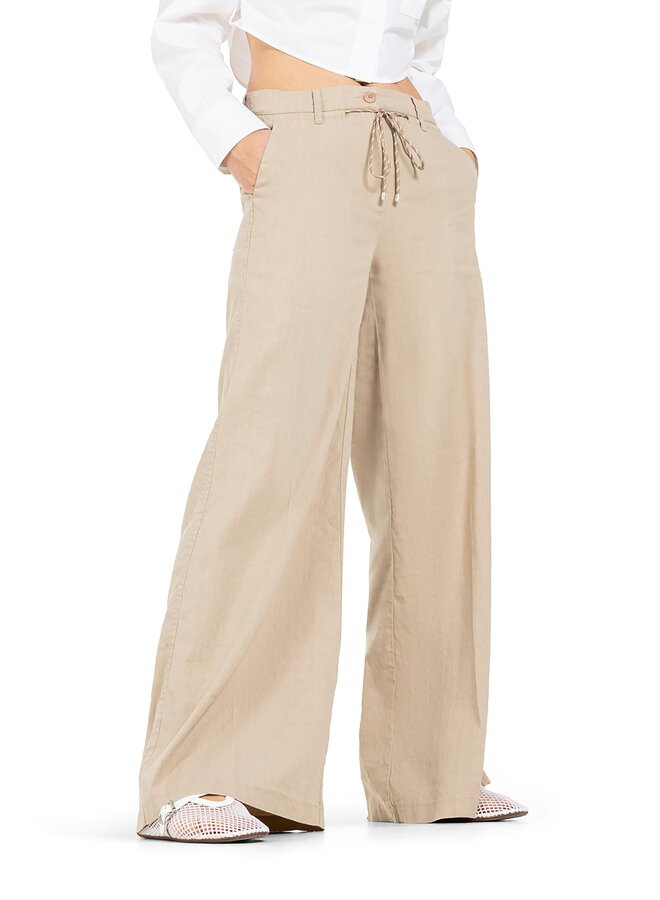 ADRIENNE | sandstorm