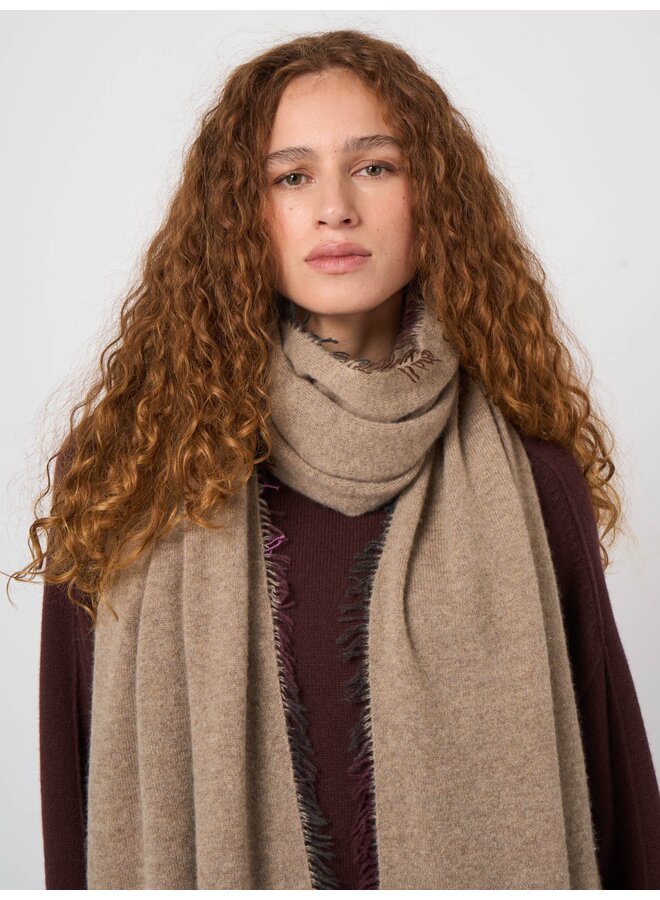 Lange cashmere sjaal met franjes sand