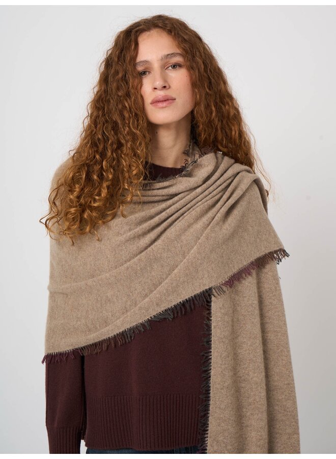 Lange cashmere sjaal met franjes sand