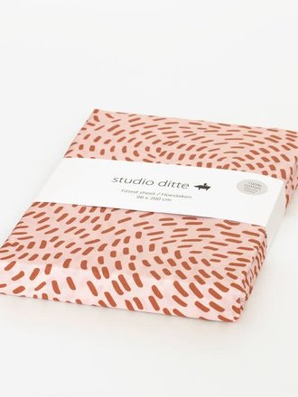 Studio Ditte Hoeslaken flow roze roestbruin 90/200cm Studio Ditte Hoeslaken flow roze roestbruin 90/200cm