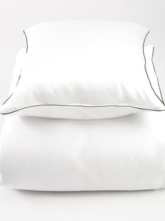 Mrs. Me Dekbedovertrek Cocoon Pearl with black micro piping