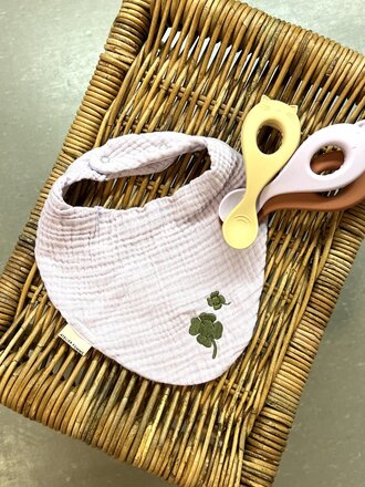 Atelier Pomme Tiny Bib Lucky Lila-Clover