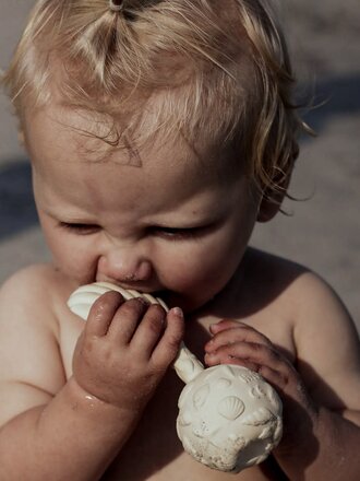 Natruba Rattle/Teether/Bath Toy Sea Shell-White