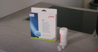 Reinigen JURA E4 in twee simpele stappen met reinigingstabletten 