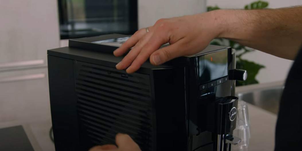 Remplacer ou installer le filtre à eau Eccellente Grey+ dans une machine JURA E4