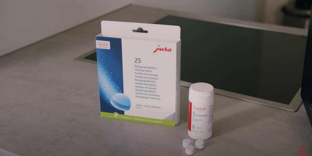 Nettoyer JURA E4 en deux étapes simples avec des pastilles de nettoyage