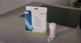 Nettoyer JURA E4 en deux étapes simples avec des pastilles de nettoyage