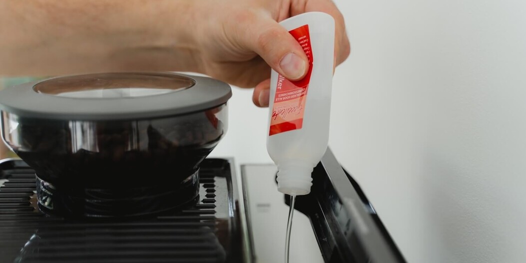 Détartrez le réservoir d'eau de votre machine à café en 3 étapes