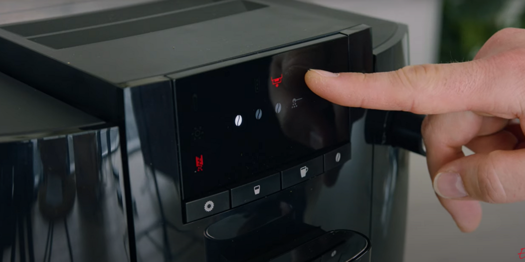 Détartrer la JURA E4 en trois étapes simples avec des pastilles de détartrage