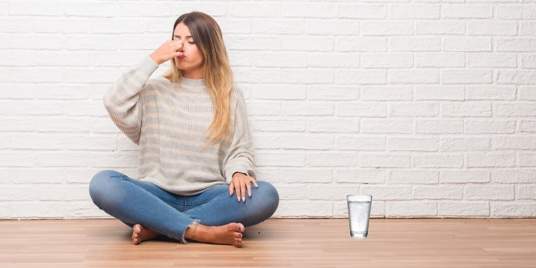 Que puis-je faire contre un réservoir d'eau malodorant ?