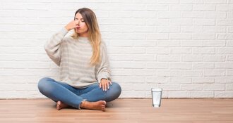 Que puis-je faire contre un réservoir d'eau malodorant ?