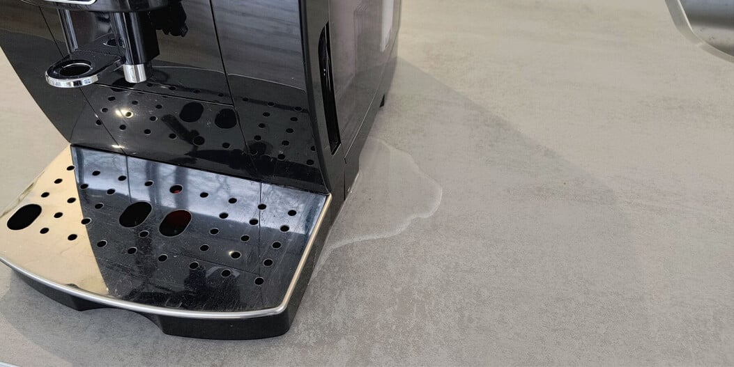 Votre machine à café fuit ? Causes les plus courantes + solutions (machine automatique)
