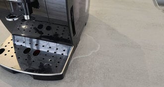 Votre machine à café fuit ? Causes les plus courantes + solutions (machine automatique)