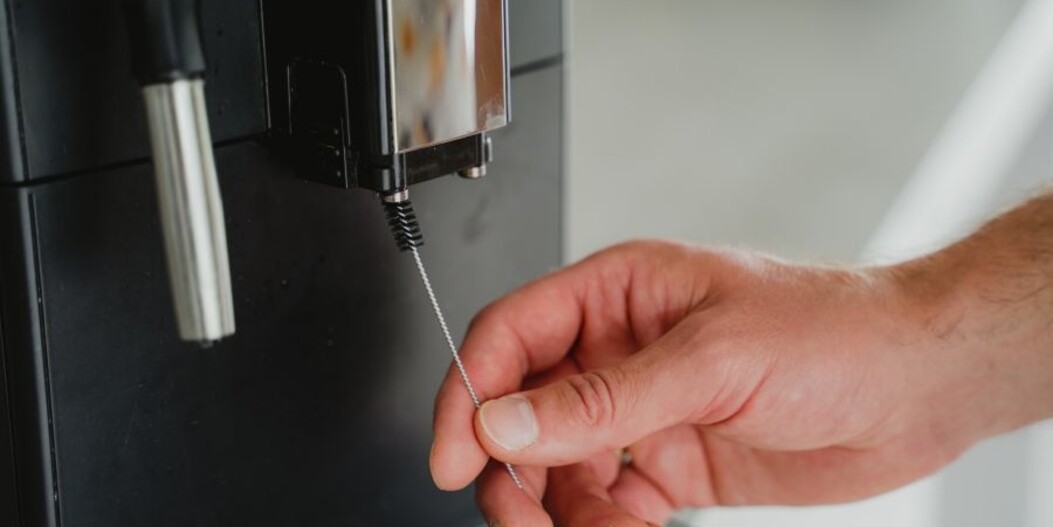 Waarom komt de koffie nog maar uit één tuitje of loopt de koffie langzaam uit je koffiemachine?