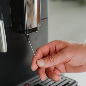 Waarom komt de koffie nog maar uit één tuitje of loopt de koffie langzaam uit je koffiemachine?