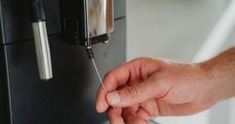 Waarom komt de koffie nog maar uit één tuitje of loopt de koffie langzaam uit je koffiemachine?