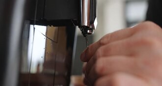 Pourquoi le café ne sort-il plus que d'un seul bec verseur ou s'écoule-t-il lentement de votre machine à café ?