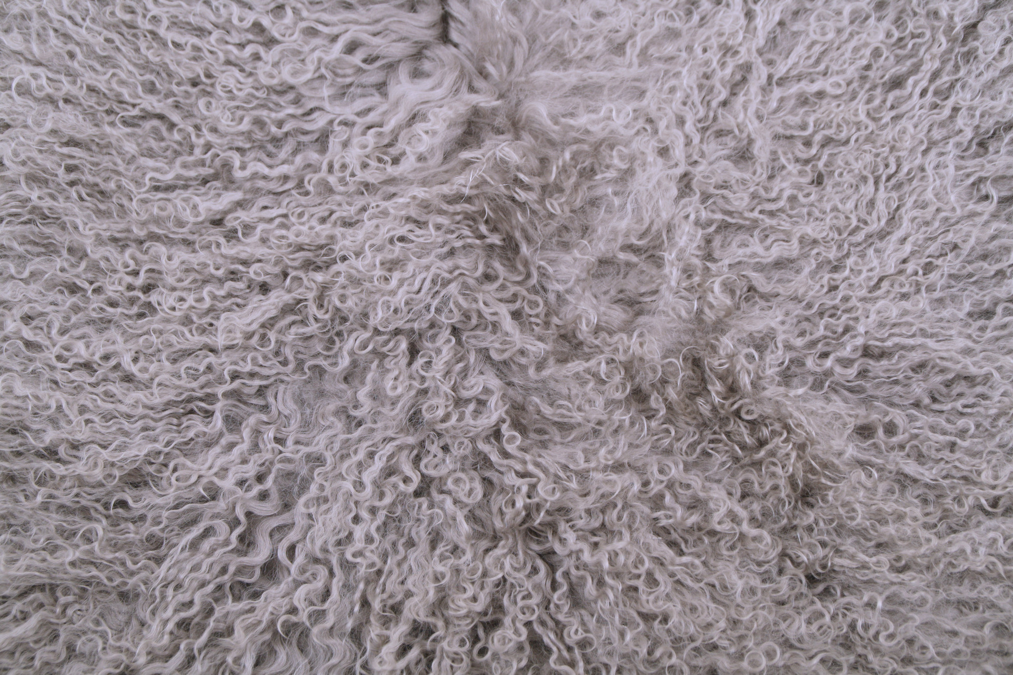 Ein weiches Kissen vom Tibet Schaffell in Taupe