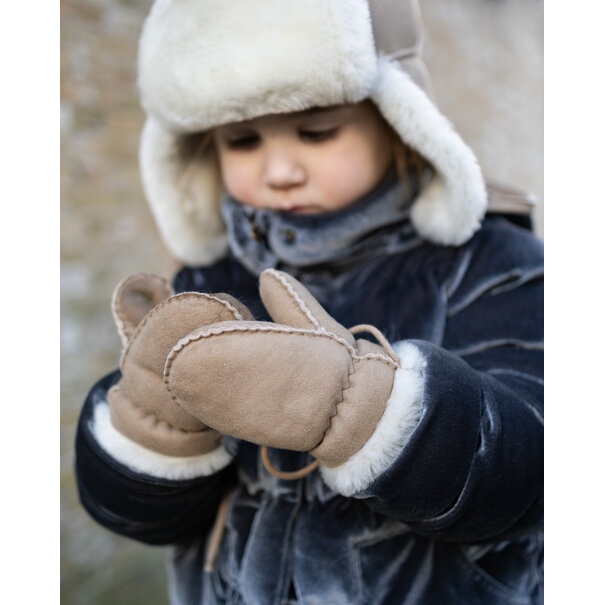 Van Buren seit 1861  Baby- und Kindermütze aus Schaffell - Taupe