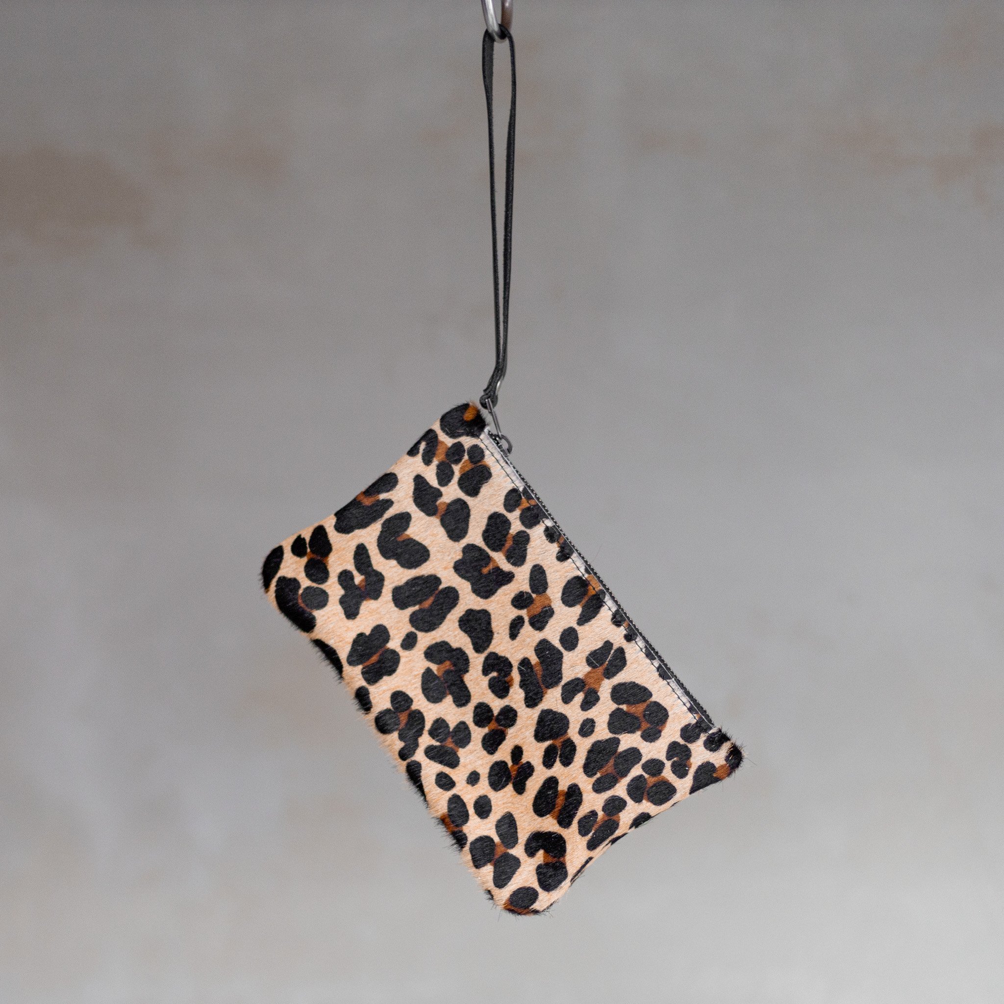 Clutch vom Kuhfell mit Panter print