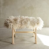 Separat Fotografiert Hölzernes Bänkchen mit Schaffell - Lockig/Bergschaf - 70x20x46 cm (LxBxH) - BNK-13