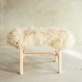 Separat Fotografiert Hölzernes Bänkchen mit Schaffell - Lockig/Bergschaf - 70x20x46 cm (LxBxH) - BNK-45