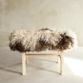 Separat Fotografiert Hölzernes Bänkchen mit Schaffell - Lockig/Bergschaf - 70x20x46 cm (LxBxH) - BNK-17