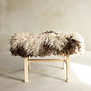 Separat Fotografiert Hölzernes Bänkchen mit Schaffell - Lockig/Bergschaf - 70x20x46 cm (LxBxH) - BNK-17