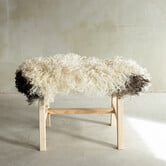 Separat Fotografiert Hölzernes Bänkchen mit Schaffell - Lockig/Bergschaf - 70x20x46 cm (LxBxH) - BNK-07