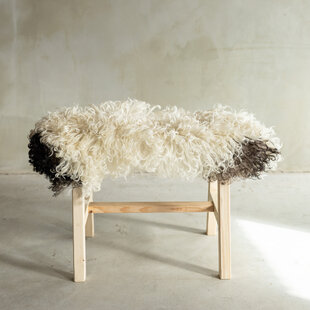 Unikat Hölzernes Bänkchen mit Schaffell - BNK-07