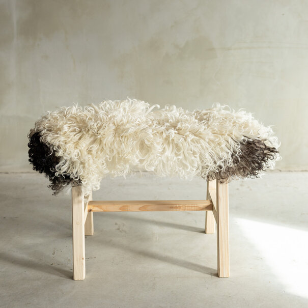 Van Buren seit 1861 Separat Fotografiert Hölzernes Bänkchen mit Schaffell - Lockig/Bergschaf - 70x20x46 cm (LxBxH) - BNK-07
