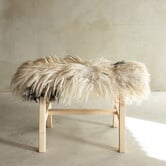 Separat Fotografiert Hölzernes Bänkchen mit Schaffell - Lockig/Bergschaf - 70x20x46 cm (LxBxH) - BNK-08