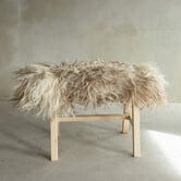 Separat Fotografiert Hölzernes Bänkchen mit Schaffell - Lockig/Bergschaf - 70x20x46 cm (LxBxH) - BNK-06