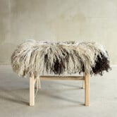 Separat Fotografiert Hölzernes Bänkchen mit Schaffell - Lockig/Bergschaf - 70x20x46 cm (LxBxH) - BNK-38