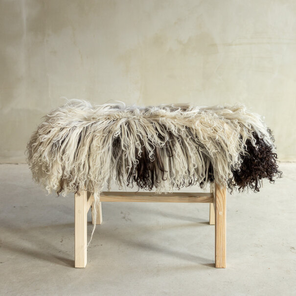 Van Buren seit 1861 Separat Fotografiert Hölzernes Bänkchen mit Schaffell - Lockig/Bergschaf - 70x20x46 cm (LxBxH) - BNK-38