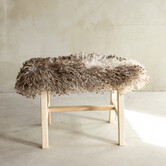 Separat Fotografiert Hölzernes Bänkchen mit Schaffell - Lockig/Bergschaf - 70x20x46 cm (LxBxH) - BNK-27