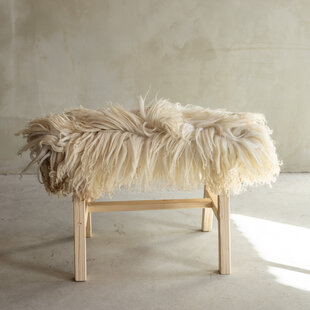 Unikat Hölzernes Bänkchen mit Schaffell - BNK-14