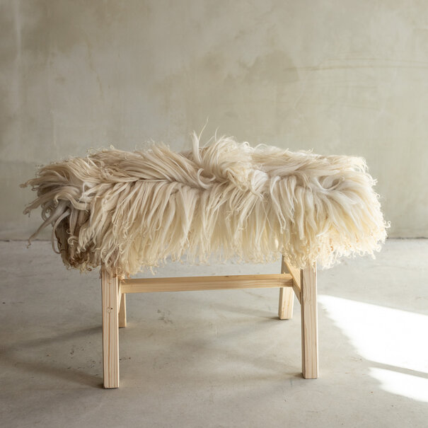 Van Buren seit 1861 Separat Fotografiert Hölzernes Bänkchen mit Schaffell - Lockig/Bergschaf - 70x20x46 cm (LxBxH) - BNK-14