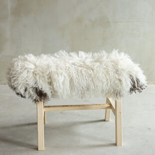 Unikat Hölzernes Bänkchen mit Schaffell - BNK-28