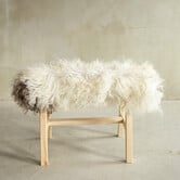 Separat Fotografiert Hölzernes Bänkchen mit Schaffell - Lockig/Bergschaf - 70x20x46 cm (LxBxH) - BNK-49