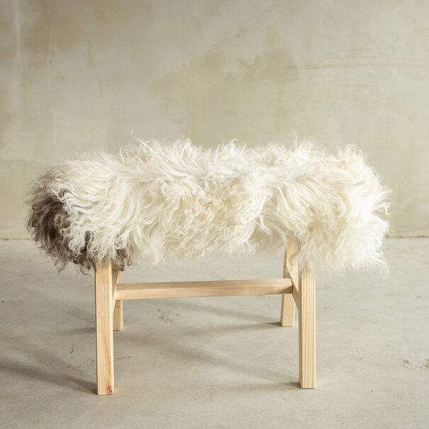 Van Buren seit 1861 Separat Fotografiert Hölzernes Bänkchen mit Schaffell - Lockig/Bergschaf - 70x20x46 cm (LxBxH) - BNK-49