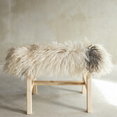 Separat Fotografiert Hölzernes Bänkchen mit Schaffell - Lockig/Bergschaf - 70x20x46 cm (LxBxH) - BNK-18